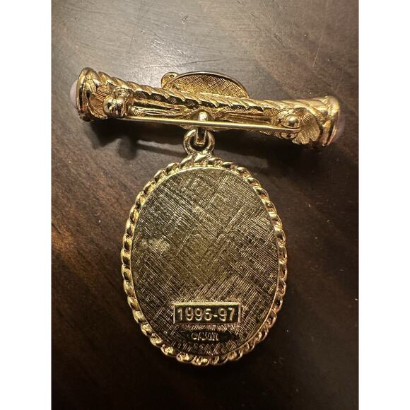 Avon Presidents Club Cameo Porcelain Portrait Brooch Pin PC Goldtone Dangle - Picture 3 of 6